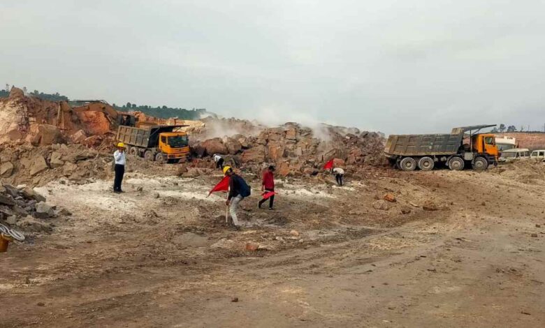 चिरमिरी SECL खदान में ब्लास्ट से हादसा, 8 मजदूर घायल चिरमिरी SECL खदान में ब्लास्ट से हादसा, 8 मजदूर घायल