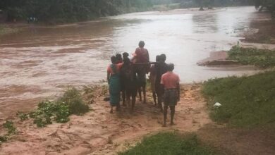 गरियाबंद में गर्भवती को खाट पर बांध कर पार कराई उफनती नदी, विकास कार्यों पर उठे सवाल