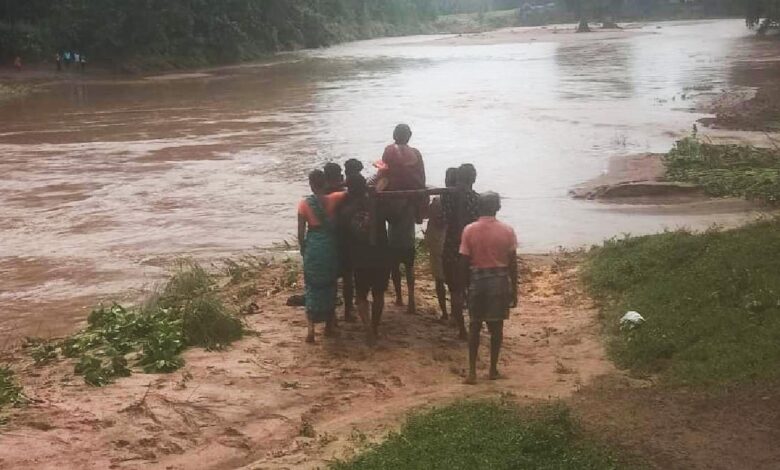 गरियाबंद में गर्भवती को खाट पर बांध कर पार कराई उफनती नदी, विकास कार्यों पर उठे सवाल गरियाबंद में गर्भवती को खाट पर बांध कर पार कराई उफनती नदी, विकास कार्यों पर उठे सवाल