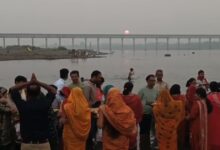 ओंकारेश्वर में छठ महापर्व: श्रद्धालुओं ने नर्मदा तट पर उगते सूर्य को अर्घ्य दिया ओंकारेश्वर में छठ महापर्व: श्रद्धालुओं ने नर्मदा तट पर उगते सूर्य को अर्घ्य दिया