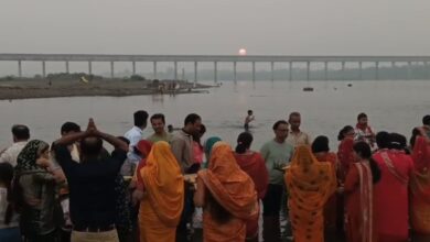 ओंकारेश्वर में छठ महापर्व: श्रद्धालुओं ने नर्मदा तट पर उगते सूर्य को अर्घ्य दिया ओंकारेश्वर में छठ महापर्व: श्रद्धालुओं ने नर्मदा तट पर उगते सूर्य को अर्घ्य दिया