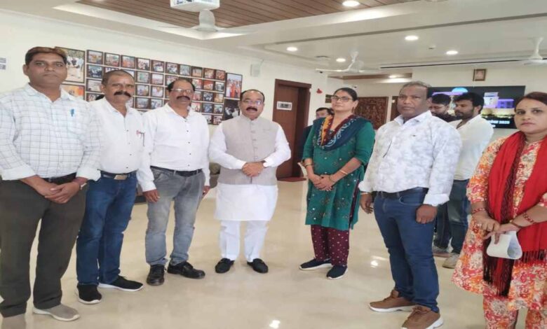 संविलियन की मांग पर विशेष शिक्षकों का शासन से विरोध संविलियन की मांग पर विशेष शिक्षकों का शासन से विरोध