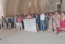 संचालनालय कर्मचारियों का काली पट्टी प्रदर्शन