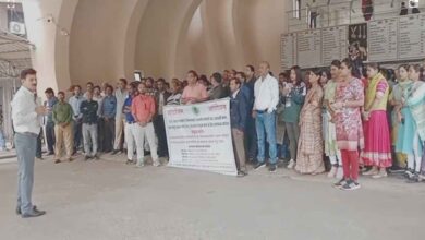 संचालनालय कर्मचारियों का काली पट्टी प्रदर्शन