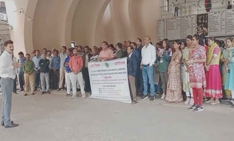 संचालनालय कर्मचारियों का काली पट्टी प्रदर्शन संचालनालय कर्मचारियों का काली पट्टी प्रदर्शन