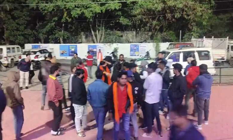 प्रार्थना सभा में धर्मांतरण: हिंदू संगठनों का हंगामा प्रार्थना सभा में धर्मांतरण: हिंदू संगठनों का हंगामा