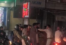 “नशे में धुत कार सवारों का हंगामा: रायपुर में पुलिस लिखी गाड़ी से मचाया उत्पात”