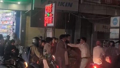 “नशे में धुत कार सवारों का हंगामा: रायपुर में पुलिस लिखी गाड़ी से मचाया उत्पात”