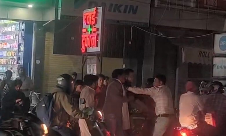 “नशे में धुत कार सवारों का हंगामा: रायपुर में पुलिस लिखी गाड़ी से मचाया उत्पात” “नशे में धुत कार सवारों का हंगामा: रायपुर में पुलिस लिखी गाड़ी से मचाया उत्पात”