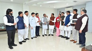 बिहार में एनडीए की जीत पर मुख्यमंत्री साय ने सहयोगी मंत्रियों को मिठाई खिलाकर दी बधाई