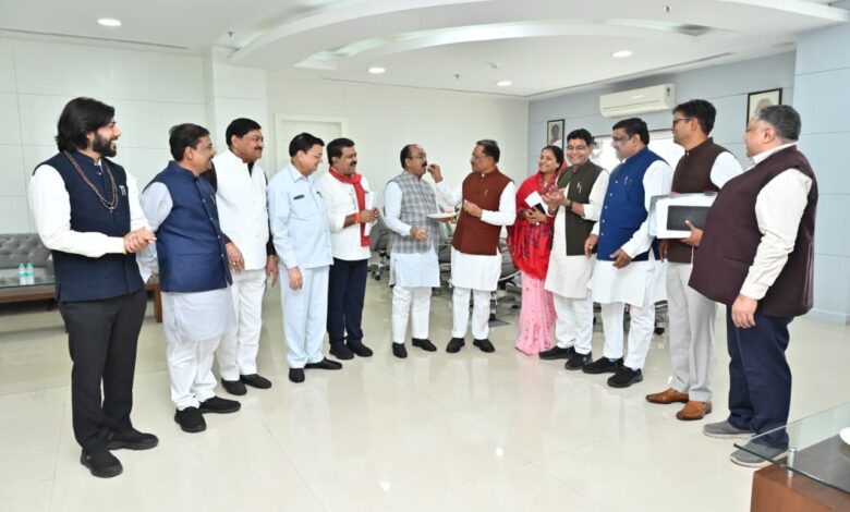 बिहार में एनडीए की जीत पर मुख्यमंत्री साय ने सहयोगी मंत्रियों को मिठाई खिलाकर दी बधाई बिहार में एनडीए की जीत पर मुख्यमंत्री साय ने सहयोगी मंत्रियों को मिठाई खिलाकर दी बधाई