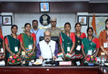 राज्यपाल डेका ने विद्यार्थियों और लखपति दीदियों को किया सम्मानित राज्यपाल डेका ने विद्यार्थियों और लखपति दीदियों को किया सम्मानित