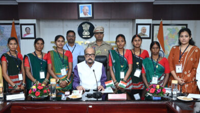 राज्यपाल डेका ने विद्यार्थियों और लखपति दीदियों को किया सम्मानित राज्यपाल डेका ने विद्यार्थियों और लखपति दीदियों को किया सम्मानित