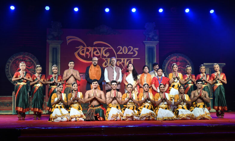 राज्यपाल डेका व सांसद अग्रवाल खैरागढ़ महोत्सव के समापन समारोह में हुए शामिल राज्यपाल डेका व सांसद अग्रवाल खैरागढ़ महोत्सव के समापन समारोह में हुए शामिल