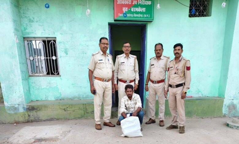 बरपाली में आबकारी विभाग की कार्रवाई, 14 लीटर अवैध शराब जब्त, आरोपी भेजा गया जेल बरपाली में आबकारी विभाग की कार्रवाई, 14 लीटर अवैध शराब जब्त, आरोपी भेजा गया जेल