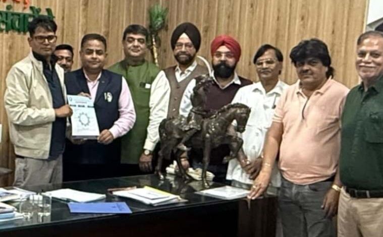 चेंबर अध्यक्ष प्रतिनिधिमंडल ने वित्तमंत्री को गाइडलाइन दरों और सम्पति के पंजीयन शुल्क पर सौंपे सुझाव