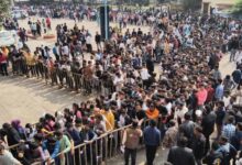 800 में टिकट पाने हजारों छात्र जुटे सुबह 3 बजे से