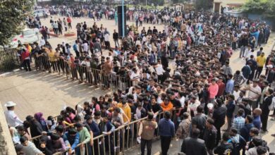 800 में टिकट पाने हजारों छात्र जुटे सुबह 3 बजे से