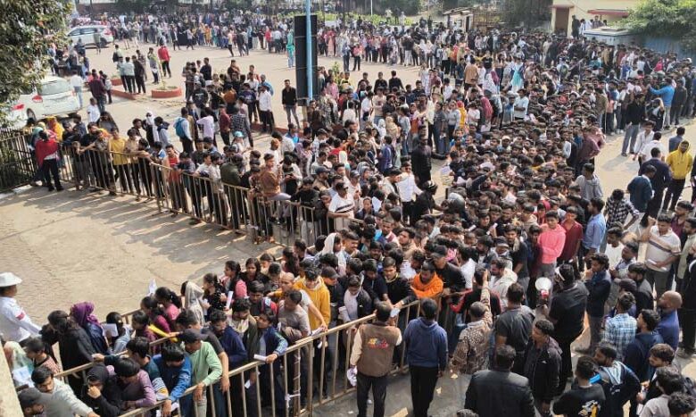 800 में टिकट पाने हजारों छात्र जुटे सुबह 3 बजे से