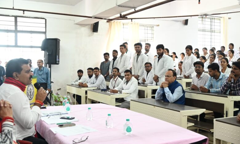 चिकित्सकों के लिए मानव स्वास्थ्य सेवा से बढ़कर, कोई खुशी और आनंद नहीं – उप मुख्यमंत्री शर्मा चिकित्सकों के लिए मानव स्वास्थ्य सेवा से बढ़कर, कोई खुशी और आनंद नहीं – उप मुख्यमंत्री शर्मा