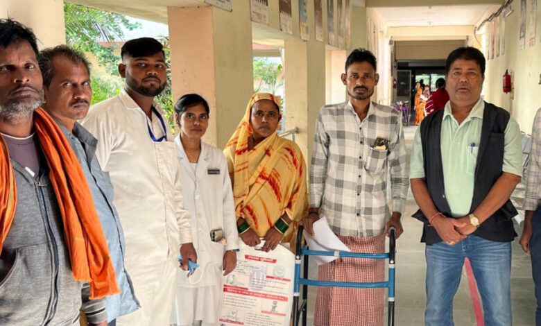 दो वर्षों से चलने में असमर्थ दिनेश को मिली नई जिंदगी, जिला चिकित्सालय में हुआ सफल ऑपरेशन