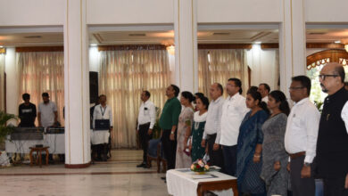 राजभवन में वंदे मातरम् के 150 वर्ष पर सामूहिक गायन राजभवन में वंदे मातरम् के 150 वर्ष पर सामूहिक गायन