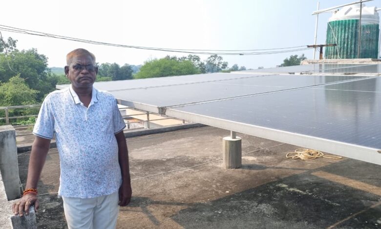 त्रिलोकचंद बना ऊर्जाक्षेत्र में आत्मनिर्भर, अब घर के सोलर पैनल से होती है बिजली की पूर्ति त्रिलोकचंद बना ऊर्जाक्षेत्र में आत्मनिर्भर, अब घर के सोलर पैनल से होती है बिजली की पूर्ति