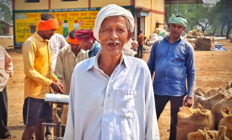 धान विक्रय में हुई सुगमता से प्रसन्नचित है बुजुर्ग किसान कोल्हु धान विक्रय में हुई सुगमता से प्रसन्नचित है बुजुर्ग किसान कोल्हु