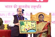 राष्ट्रपति मुर्मु के छत्तीसगढ़ आगमन पर राज्यपाल ने भेंट की भित्ती चित्रकारी की पेंटिंग