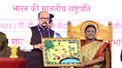राष्ट्रपति मुर्मु के छत्तीसगढ़ आगमन पर राज्यपाल ने भेंट की भित्ती चित्रकारी की पेंटिंग
