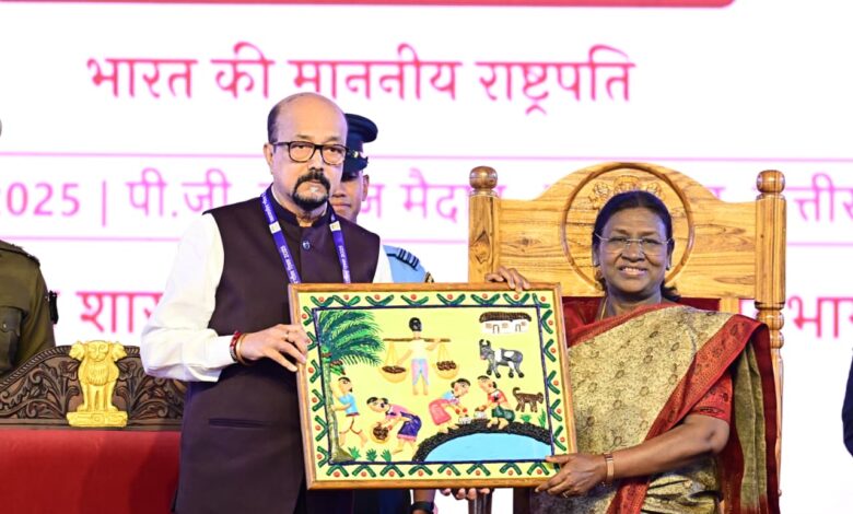 राष्ट्रपति मुर्मु के छत्तीसगढ़ आगमन पर राज्यपाल ने भेंट की भित्ती चित्रकारी की पेंटिंग