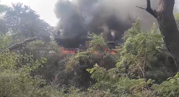 कोयला लोड ट्रक टेलर जलकर खाक कोयला लोड ट्रक टेलर जलकर खाक