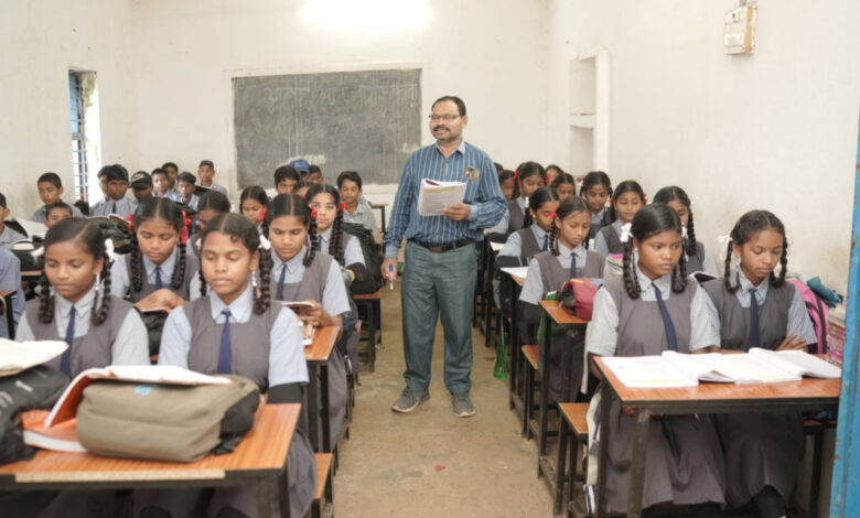 मिडिल स्कूल लैंगा में शिक्षक गोरेलाल कंवर के आने से हिंदी विषय में बढ़ी विद्यार्थियों की रुचि मिडिल स्कूल लैंगा में शिक्षक गोरेलाल कंवर के आने से हिंदी विषय में बढ़ी विद्यार्थियों की रुचि