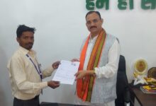 स्वास्थ्य मंत्री जायसवाल को बीएलओ ने सौंपा ईएफ फॉर्म