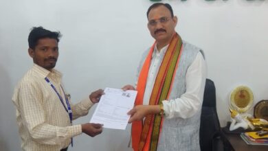 स्वास्थ्य मंत्री जायसवाल को बीएलओ ने सौंपा ईएफ फॉर्म