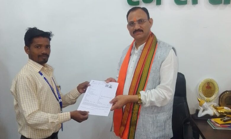 स्वास्थ्य मंत्री जायसवाल को बीएलओ ने सौंपा ईएफ फॉर्म