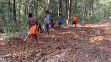 अबूझमाड़ के ग्रामीणों ने अपने प्रयासों से सड़क की मरम्मत कर आवागमन सुलभ बनाया अबूझमाड़ के ग्रामीणों ने अपने प्रयासों से सड़क की मरम्मत कर आवागमन सुलभ बनाया