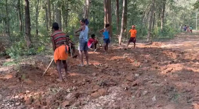 अबूझमाड़ के ग्रामीणों ने अपने प्रयासों से सड़क की मरम्मत कर आवागमन सुलभ बनाया अबूझमाड़ के ग्रामीणों ने अपने प्रयासों से सड़क की मरम्मत कर आवागमन सुलभ बनाया