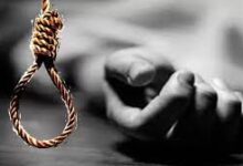 खाना खाने गया युवक ने किचन में लगा ली फांसी