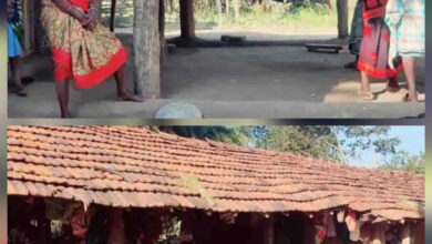 बेटी कुक्की बारसे धीरे से कहती है, हिड़मा काका मर गया, पापा जंगल में हैं… वापस आएंगे न?