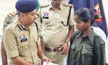 17 लाख की ईनामी महिला नक्सली ने किया आत्मसमर्पण 17 लाख की ईनामी महिला नक्सली ने किया आत्मसमर्पण