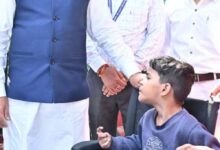 पैरों से चित्र उकेरने वाली पूनम को विशेष विद्यालय में मिलेगा शिक्षण और छात्रवृत्ति