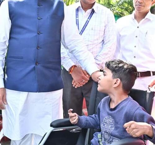 पैरों से चित्र उकेरने वाली पूनम को विशेष विद्यालय में मिलेगा शिक्षण और छात्रवृत्ति