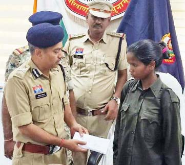 17 लाख की ईनामी महिला नक्सली ने किया आत्मसमर्पण 17 लाख की ईनामी महिला नक्सली ने किया आत्मसमर्पण