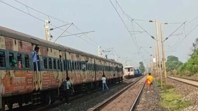 कोटमी सोनार और जयरामनगर स्टेशन के बीच एक ही ट्रेक पर फिर आई तीन ट्रेने कोटमी सोनार और जयरामनगर स्टेशन के बीच एक ही ट्रेक पर फिर आई तीन ट्रेने