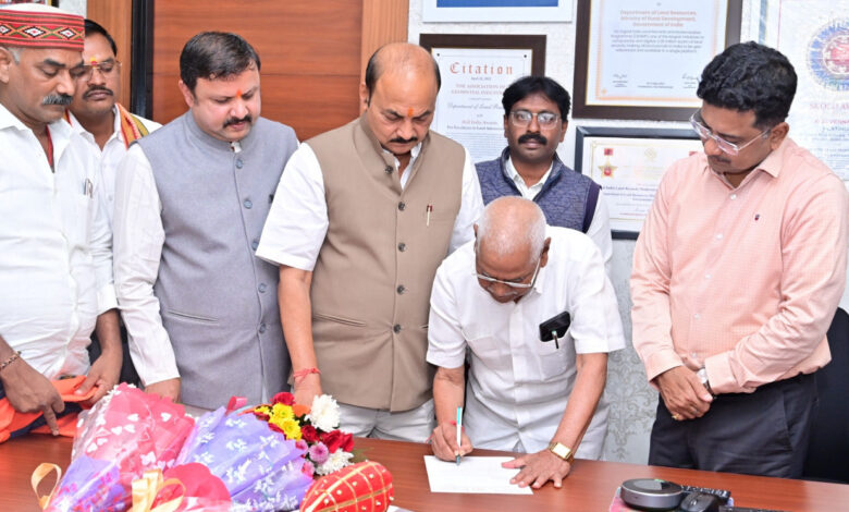 डोमनलाल ने अनुसूचित जाति विकास प्राधिकरण के उपाध्यक्ष का पदभार ग्रहण किया डोमनलाल ने अनुसूचित जाति विकास प्राधिकरण के उपाध्यक्ष का पदभार ग्रहण किया