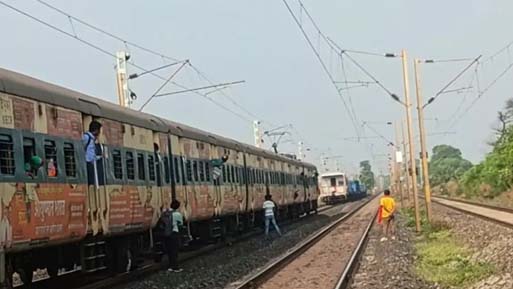 कोटमी सोनार और जयरामनगर स्टेशन के बीच एक ही ट्रेक पर फिर आई तीन ट्रेने