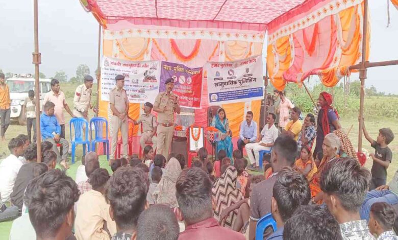 सेमरिया गांव में पुलिस पहल से शराबबंदी की शपथ, अब स्वरोजगार की राह पर ग्रामीण सेमरिया गांव में पुलिस पहल से शराबबंदी की शपथ, अब स्वरोजगार की राह पर ग्रामीण