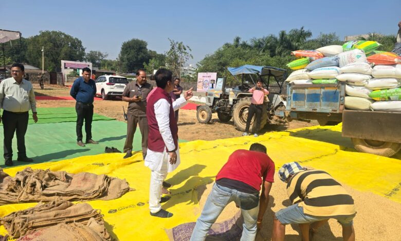 पल्ली केंद्र से धान खरीदी सत्र की शुरुआत, सहकारिता मंत्री कश्यप ने किया निरीक्षण पल्ली केंद्र से धान खरीदी सत्र की शुरुआत, सहकारिता मंत्री कश्यप ने किया निरीक्षण