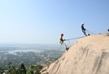 देशदेखा में 120 पर्यटक ले रहे रॉक क्लाइंबिंग का रोमांच, विशेषज्ञों की निगरानी में सुरक्षित साहसिक अनुभव